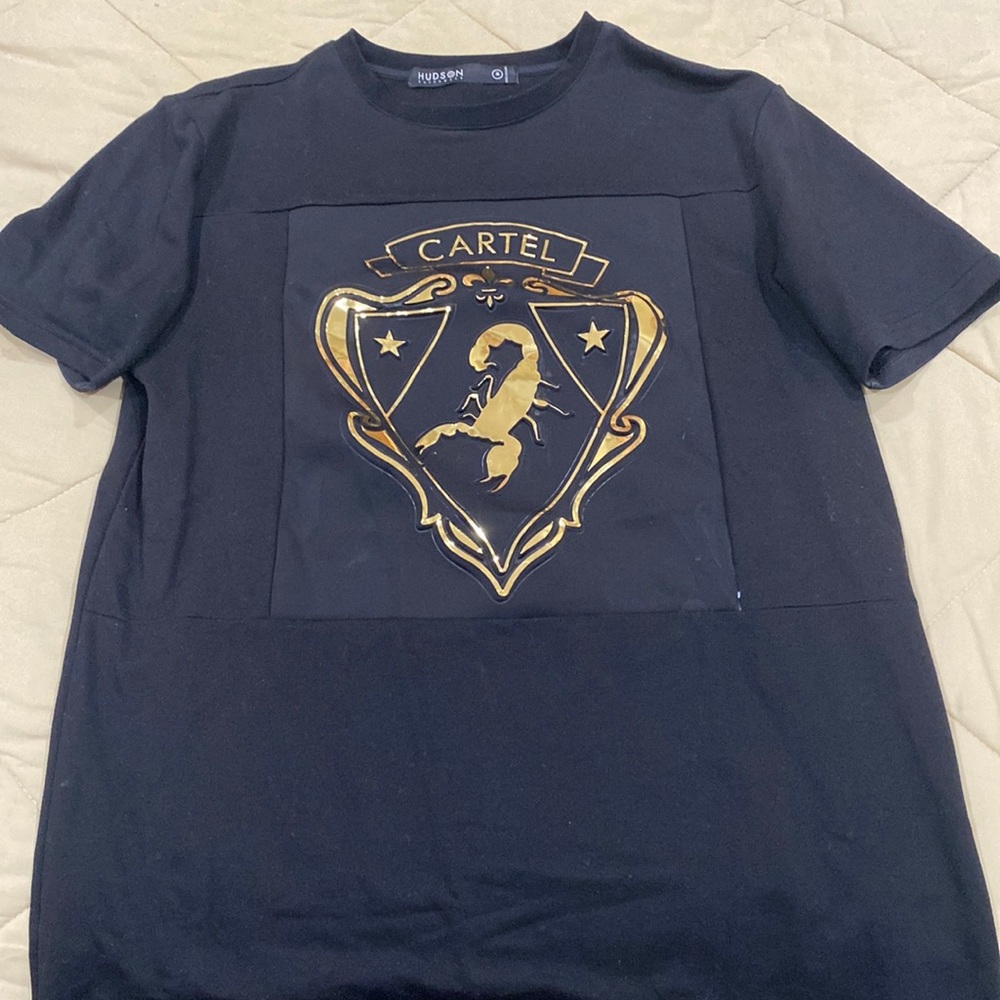 Black and gold t shirt
